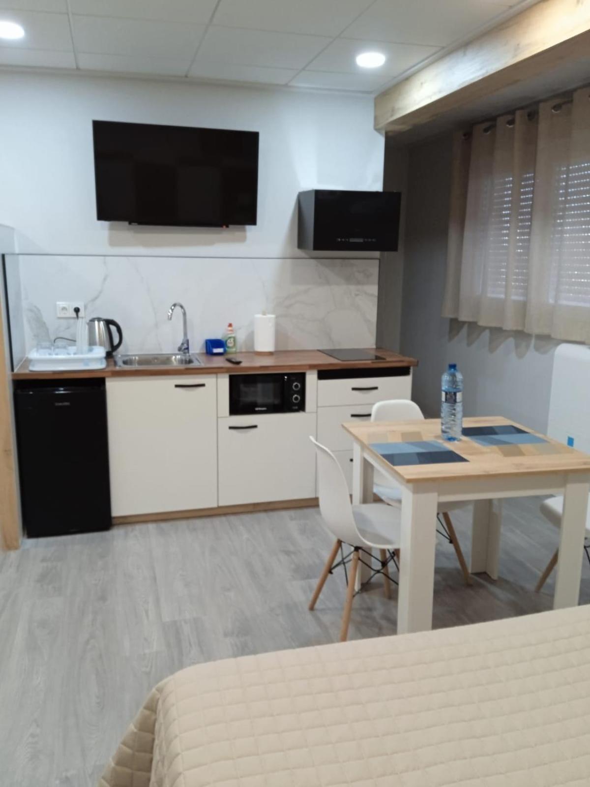 Hostal La Morenica Вільєна Екстер'єр фото
